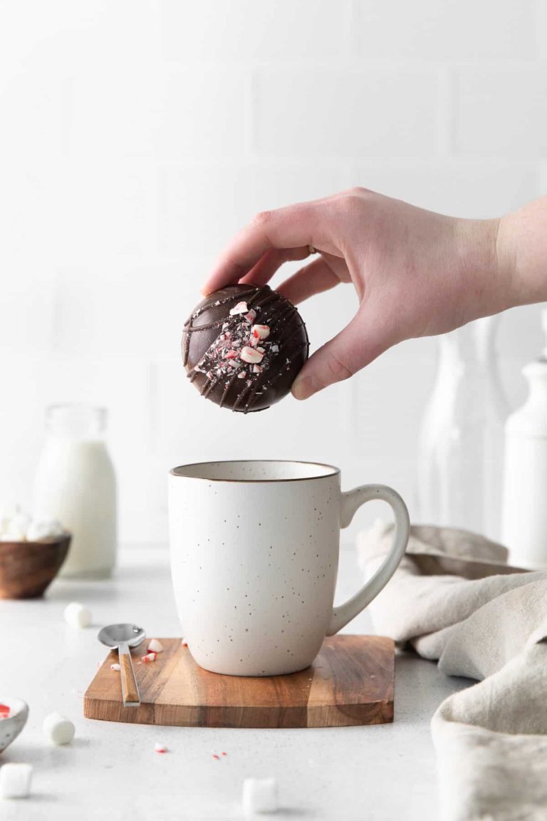 Bombes de Chocolat Chaud à la Menthe Poivrée – Maison de Nash Eats