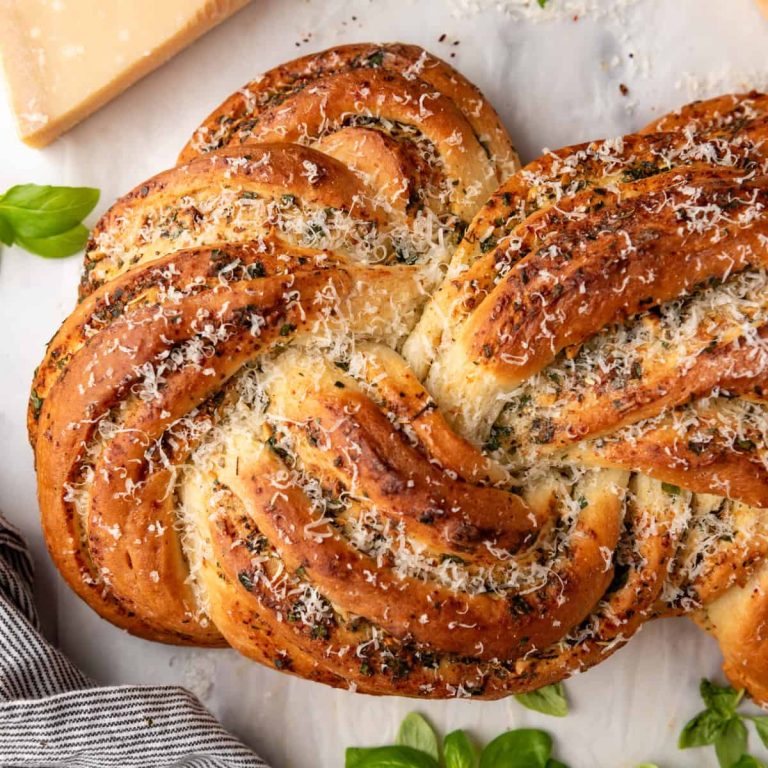 Pain à l’ail et aux herbes tourbillonné – Maison de Nash Eats