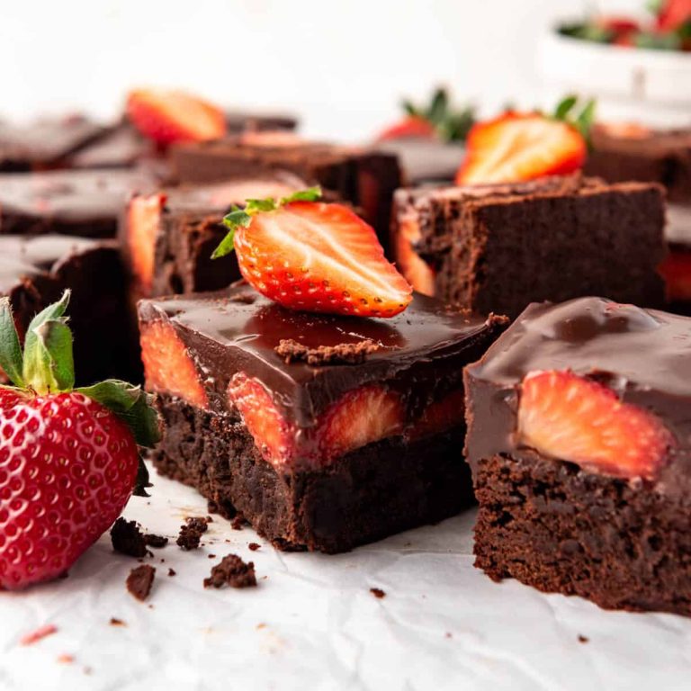 Brownies aux fraises enrobées de chocolat – Maison de Nash Eats